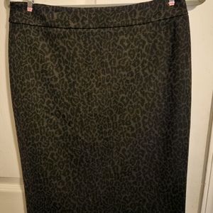 Loft size 6 Animal Print Skirt Very Very Soft, Take a look